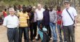 El padre Esteban Velázquez, en el centro, junto a los inmigrantes que viven en el Monte Gurugú, en Marruecos, cerca de Melilla.