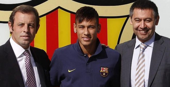 Neymar, entre Rosell y Bartomeu./EFE