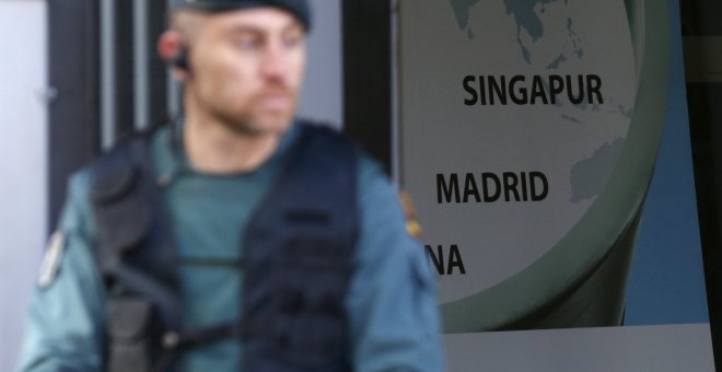 Un agente de la Guardia Civil, en la puerta de la sede del banco chino ICBC en Madrid, durante lo registros de la semana pasada. REUTERS/Sergio Perez