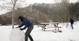 Un niño juega con la nieve en un área recreativa próxima a la localidad de Robledondo, en la sierra norte de Madrid. / BALLESTEROS (EFE)