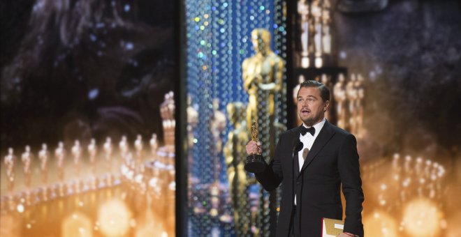 La 88ª edición de los Oscar fue sobre la noche en la que Leonardo DiCaprio se hizo con su ansiado Oscar. DiCaprio se hizo al fin con el premio como mejor actor por su trabajo en El Renacido.- EFE