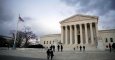 Varias personas bajan las escaleras del edificio del Tribunal Supremo en el Capitolio en Washington D.C REUTERS