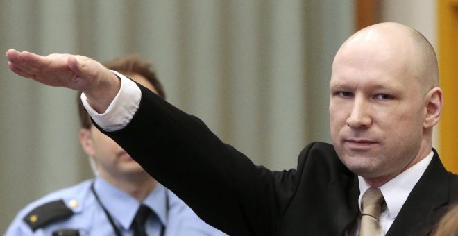 El autor de la masacre de 2011 en Oslo y la isla de Utøya, Behring Breivik (d), a su entrada en la sala de los juzgados de la prisión de Skien (Noruega). EFE/Lise Aserud