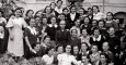 Grupo de presas en la prisión de mujeres de Palma (septiembre, 1941). En la fila superior, la cuarta por la derecha -debajo de la columna- es Matilde (texto y fotografia: "Matilde Landa") David Ginard Féron