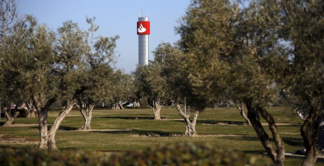 El logo del Banco Santander en una torre de la sede corporativa de la entidad, en la localidad madrileña de  Boadilla del Monte. REUTERS/Juan Medina