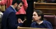 El diputado de IU-Unidad Popular, Alberto Garzón, conversa con el líder de Podemos, Pablo Iglesias, durante la sesión constitutiva del Congreso.-REUTERS