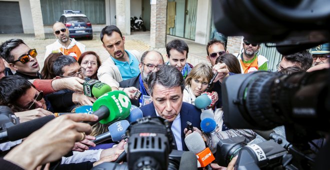 El expresidente de la Comunidad de Madrid Ignacio González atiende a los medios de comunicación a su salida del Juzgado de Instrucción número 5 de Estepona (Málaga), donde estaba citado hoy para declarar en calidad de investigado en el caso del ático de l