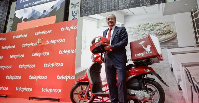 El presidente de Telepizza, Pablo Juantegui, compañía que se ha estrenado en la Bolsa de Madrid, posa en el parqué madrileño junto a una de las típicas motos de reparto. EFE/Emilio Naranjo