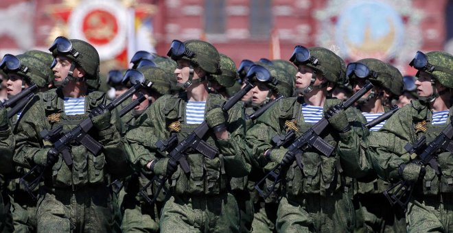 Tropas rusas desfilan en la Plaza Roja de Moscú en la conmemonaria del 71 aniversario de la victoria sobre el Ejército nazio. REUTERS/Grigory Dukor