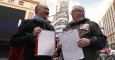 Los secretarios generales de CCOO y UGT, Ignacio Fernández Toxo y Pepe Álvarez, participaron hoy en Madrid en una recogida de firmas para promover una Iniciativa Legislativa Popular (ILP) para la implantar una prestación de ingresos mínimos. EFE/Juan Carl