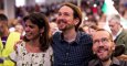 El secretario general de Podemos, Pablo Iglesias (c), junto al secretario de Organización del partido, Pablo Echenique (d), y la secretaria general de Podemos Andalucía, Teresa Rodríguez (i), participa en un acto público en Córdoba. EFE