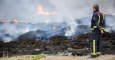 Un bombero observa los neumáticos que arden en el incendio de Seseña (Toledo). EFE/Ismael Herrero