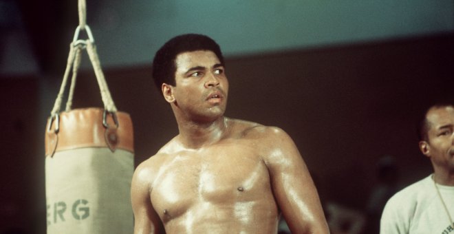 Foto de Muhammad Ali durante un entrenamiento en Alemania, el 24 de mayo de 1976, preparando su combate contra el británico Richard Dunn.  EFE/EPA/ISTVAN BAJZAT