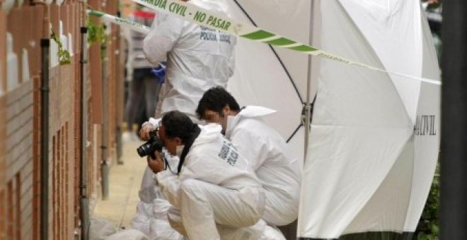 Agentes de la Guardia Civil recogen pruebas de un crimen machista.