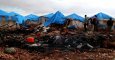 Refugiados sirios observan los daños sufridos en su campamento  para desplazados cerca de la ciudad de Sarmada, en la provincia siria de Idblib, cerc de la frontera con Turquía, en los ataques que sufrieron en el mes de mayo. AFP