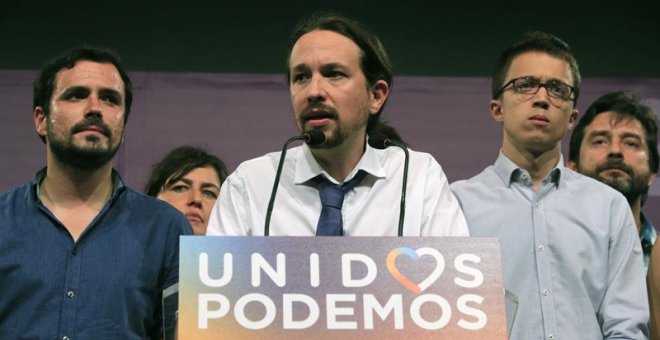 El líder de Unidos Podemos Pablo Iglesias, acompañado por Alberto Garzón e ïñigo Errejón, durante su comparecencia ante la prensa tras conocer los resultados de las elecciones generales celebradas hoy en España, esta noche en el teatro Goya, en Madrid. EF