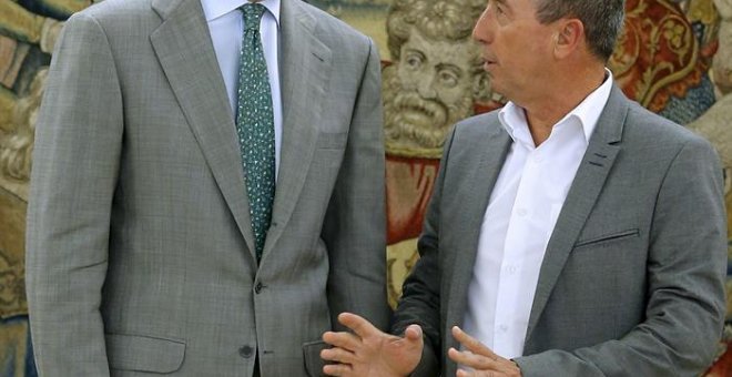 El rey Felipe recibe en el Palacio de la Zarzuela al portavoz de Compromís, Joan Baldoví (d), en la segunda jornada de su ronda de consultas con las formaciones políticas parlamentarias para proponer un candidato a la Presidencia del Gobierno. EFE