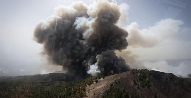 Fotografía aérea facilitada por el Gobierno de Canarias del incendio que se declaró el miércoles en la isla de La Palma y que afecta ya a unas 3.000 hectáreas de superficie. Unos 200 efectivos y ocho medios aéreos de distintas administraciones trabajan en