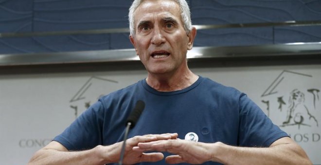 El diputado de Unidos Podemos Diego Cañamero, hace declaraciones tras entregar en el registro del Congreso el escrito en el que renunció ante notario al aforamiento. EFE/Chema Moya