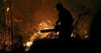 Un vecino intenta sofocar las llamas del incendio forestal de Arbo (Pontevedra), en el que se ha decretado la Situación 2 por la cercanía del fuego a núcleos de población. Las hectáreas de monte afectadas por los incendios forestales que se mantienen act