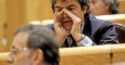 Jorge Moragas susurra algo a Mariano Rajoy en el Senado.- EFE