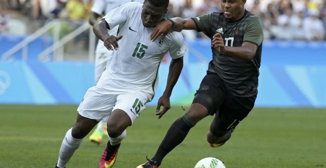 Un momento del partido entre Nigeria y Alemania de fútbol. /REUTERS