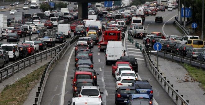 Atasco en los principales accesos a la ciudad de Madrid. EFE/Juan Carlos Hidalgo