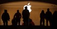 Varias personas en la tienda de Apple de la Estación Grand Central de Nueva York.-REUTERS