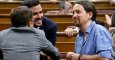 El líder de Podemos, Pablo Iglesias, conversa con el coordinador general de IU, Alberto Garzón, y elnúmero dos de la formación morada, Inigo Errejon, en el Congreso, durante la fallida investidura de Mariano Rajoy. REUTERS/Andrea Comas