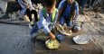 Niños palestinos desayunan antes de ir al colegio en la localidad cisjordana de Susiya. Los alumnos caminan un largo recorrido hasta el colegio debido a la falta de infraestructuras y a la prohibición de Israel de construir un centro educativo. - EFE