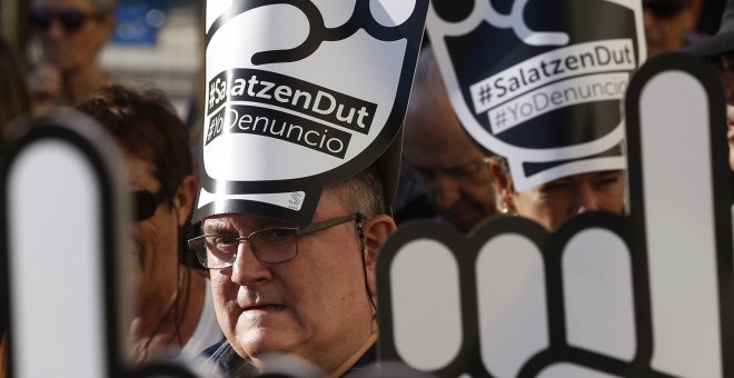 Vista de la manifestación convocada en San Sebastián por la red ciudadana Sare para exigir la excarcelación de los presos de ETA con enfermedades graves o incurables. EFE/Javier Etxezarreta