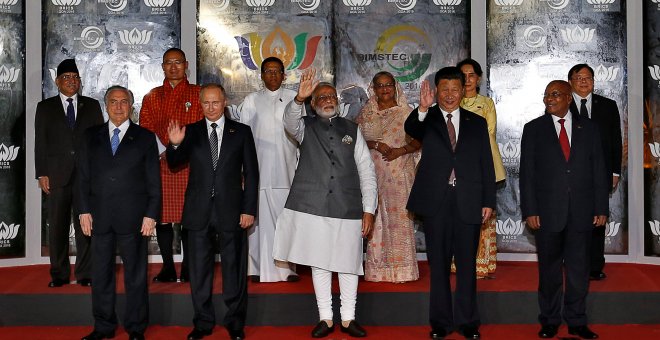 De izquierda a derecha, el presidente de Brasil, Michel Temer, el de Rusia, Vladimir Putin, el primer ministro de la India, Narendra Modi, el presidente de China, Xi Jinping, y el de Sudáfrica, Jacob Zuma en lña foto de familia de la cumbre de los BRICS e