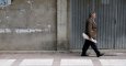 Un pensionistas camina por una calle del pueblo burgalés de  Briviesca. AFP / César Manso