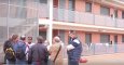 El concejal de Vivienda de Zaragoza, Pablo Híjar, con una de las familias afectadas por la amenaza de desalojo que este martes levantó la Sareb.