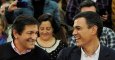 Javier Fernández y Pedro Sánchez, en un acto de campaña electoral en Gijón el pasado diciembre./ REUTERS