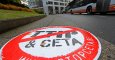 Una pancarta en la que se lee " STOP TTIP CETA" frente a la sede de la UE en Bruselas, Bélgica. / REUTERS