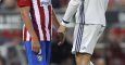 El portugués Cristiano Ronaldo (d), del Real Madrid, se encara con Koke Resurreción, del Atlético de Madrid. /EFE