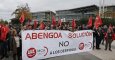 Trabajadores de Abengoa concentrados en la puerta de la sede en Sevilla, en apoyo a los afectados por los expedientes de despidos colectivos presentados por la empresa y coincidiendo con la celebración de la junta de accionistas. EFE/Jose Manuel Vidal.