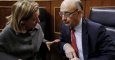 El ministro Montoro atiende a la diputada de Coalición Canaria, Ana Oramas, en el Congreso. | SERGIO BARRENECHEA (EFE)