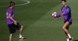 Los jugadores portugueses del Real Madrid Fabio Coentrao y Cristiano Ronaldo en un entrenamiento en Valdebebas. AFP / Pierre-Philippe Marcou