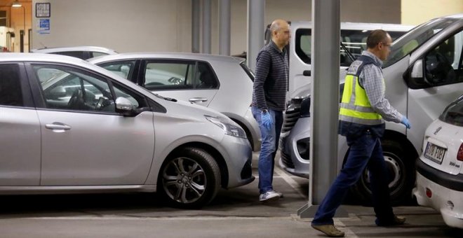 La policía registra el concesionario en el que la viuda del expresidente de la extinta Caja de Ahorros del Mediterráneo (CAM), Vicente Sala, ha sido hallada hoy muerta por un disparo en la cabeza en el interior del coche de alta gama en el transcurso de