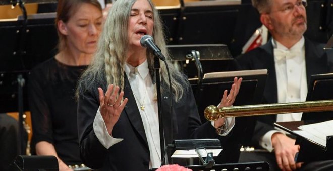 La cantante estadounidense Patti Smith interpretando un tema del ausente ganador del Premio Nobel de Literatura Bob Dylan, durante la ceremonia de entrega del premio Nobel 2016 en el Stockholm Concert Hall de Estocolmo, Suecia. EFE