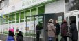 Varias personas hacen colca ante un cajero automático del banco PrivatBank, en una sucursal en Kiev. REUTERS/Valentyn Ogirenko