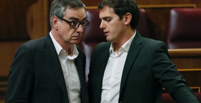 El líder de Ciudadanos, Albert Rivera (d) conversa con el número dos de la formación, José Manuel Villegas, durante el pleno del Congreso en Madrid. EFE/Javier Lopez