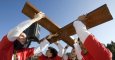 Un grupo de jóvenes de Madrid portan la Cruz de las Jornadas Mundiales de la Juventud. EFE