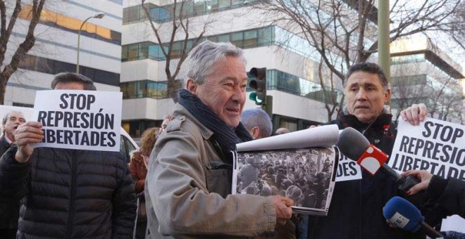 Jorge Verstrynge a su llegada al Juzgado de lo Penal 13 de Madrid donde se celebra el juicio por su presunta participación en los incidentes ocurridos en la Puerta del Sol tras la proclamación de Felipe VI. | JAVIER LIZÓN (EFE )