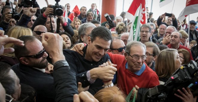 El exsecretario general del PSOE Pedro Sánchez,  saludando a su llegada al Parque Tecnológico de Dos Hermanas (Sevilla), donde ha anunciado que se presentará a las primarias, en un acto con militantes que ha reunido a más de 2.000 simpatizantes. EFE/Julio