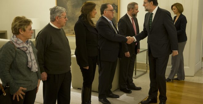 Mariano Rajoy y María Dolores de Cospedal recibiendo a los familiares de las víctimas del Yak-42 / EUROPA PRESS