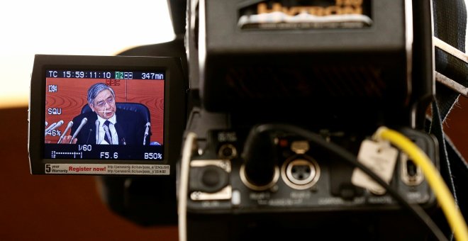 La imagen del gobernador del Banco de Japón (BoJ, según sus siglas en inglés), Haruhiko Kuroda, durante la rueda de prensa enla sede de la entidad en Tokio. REUTERS/Toru Hanai