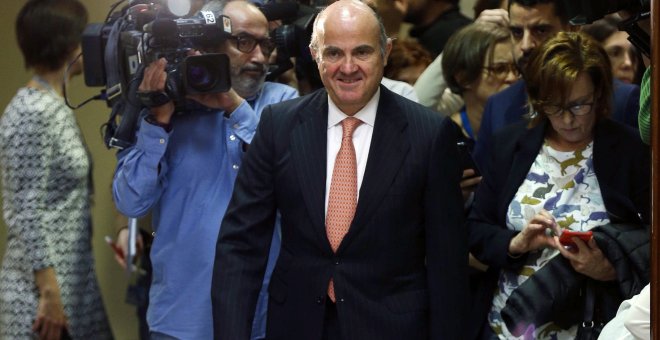 El ministro de Economía, Luis de Guindos, a su llegada esta mañana a la comisión correspondiente del Congreso de los Diputados, donde ha comparecido para explicar las líneas generales de su departamento. EFE/Paco Campos